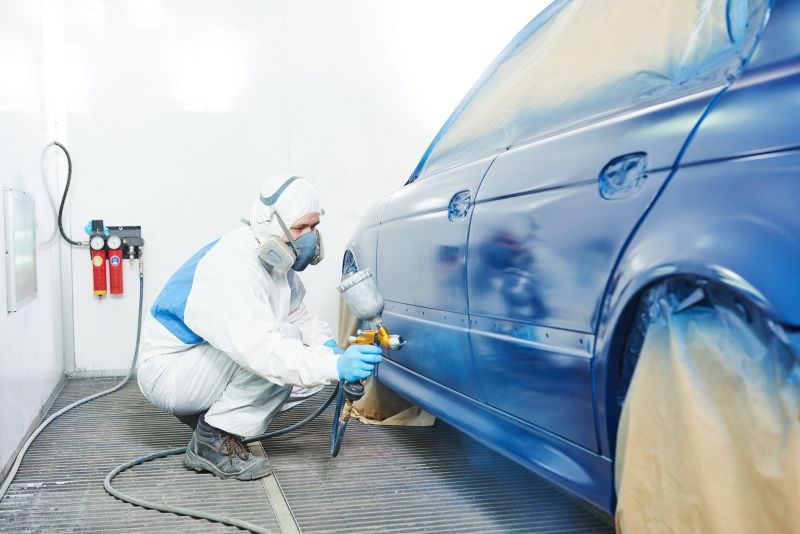 Autoreparaturlackierer bei der Arbeit