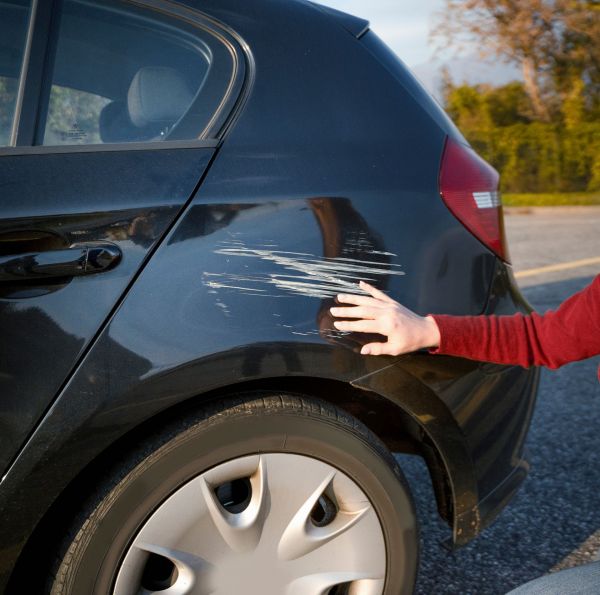 Ein Auto mit Lackkratzern wird begutachtet