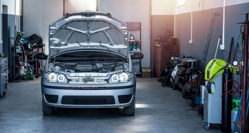 Auto steht bereit zu einer Motorüberholung